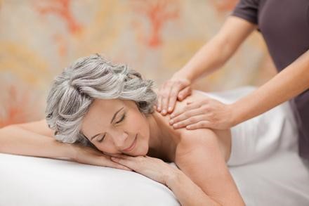 Những lợi ích sức khỏe to lớn khi người cao tuổi được massage thường xuyên