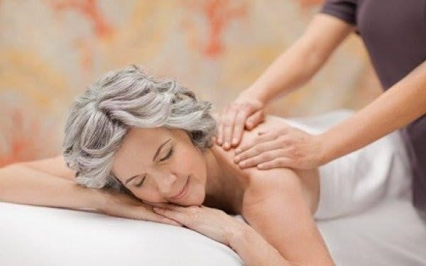 Người cao tuổi có nên massage bấm huyệt hay không?