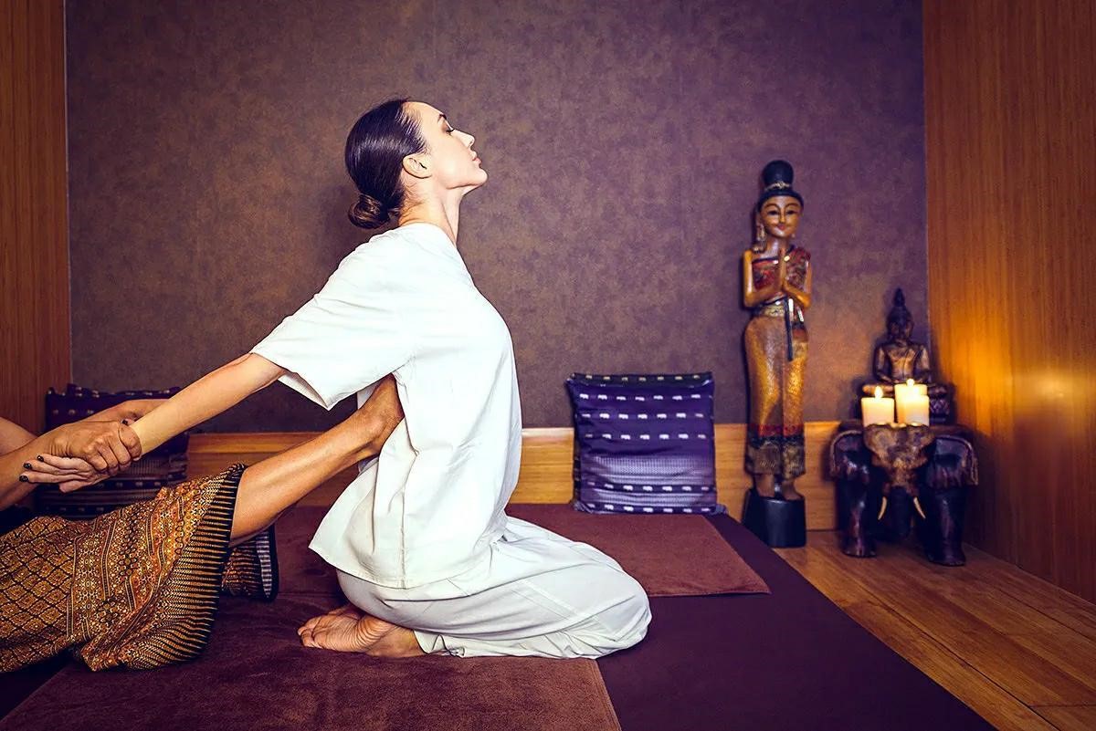 Xoa bóp và duỗi cơ trong massage Thái cho người stress có tác dụng gì?