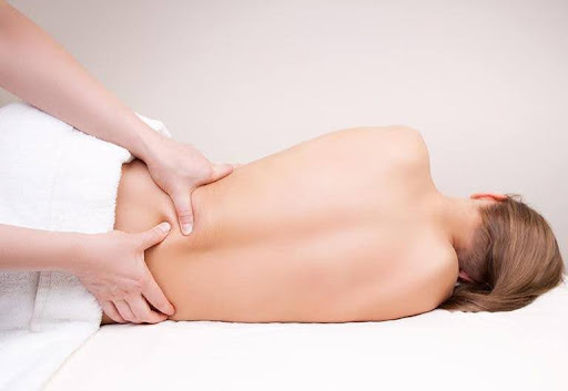 Chữa đau lưng, "khai mở" vận may với massage bấm huyệt