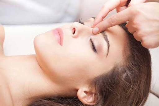 Massage bấm huyệt trị đau đầu: Giải pháp an toàn, hiệu quả tức thì hay không?