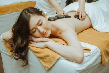 Mẹo massage toàn thân với đá nóng giúp chữa lành cơ bắp