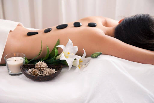 Mẹo massage toàn thân với đá nóng giúp chữa lành cơ bắp